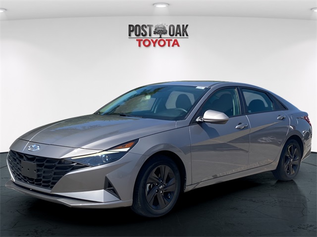 2022 Hyundai Elantra SEL photo 2