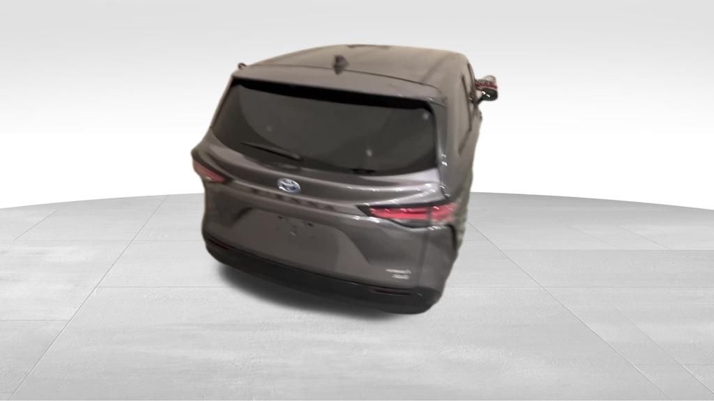 2021 Toyota Sienna XLE photo 4