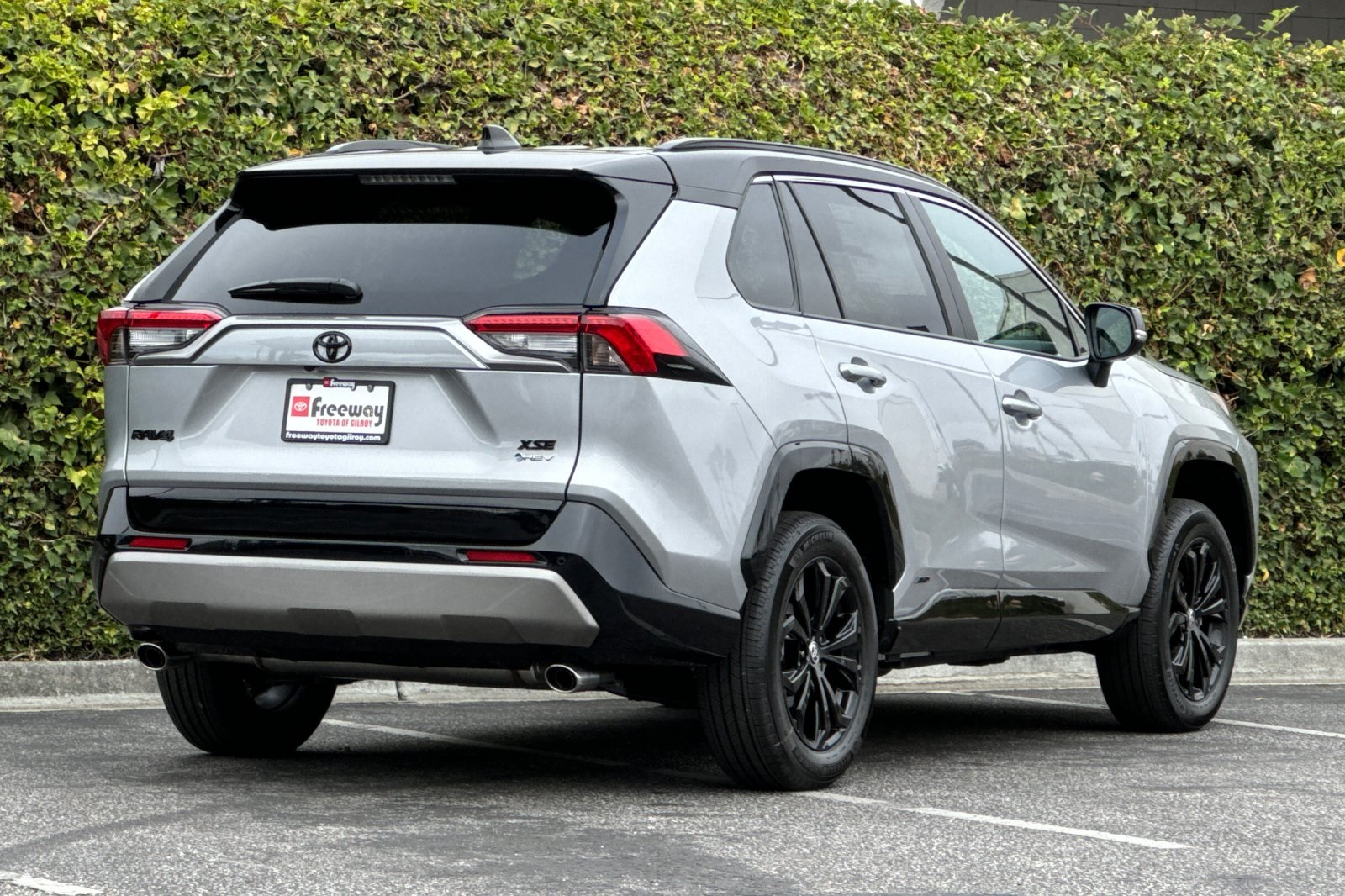 2025 Toyota RAV4 Hybrid XSE photo 4