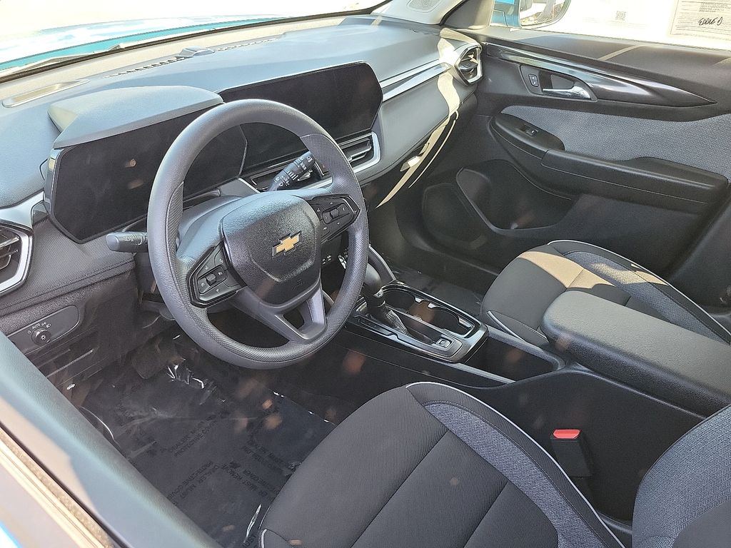 2025 Chevrolet Trailblazer LT photo 3
