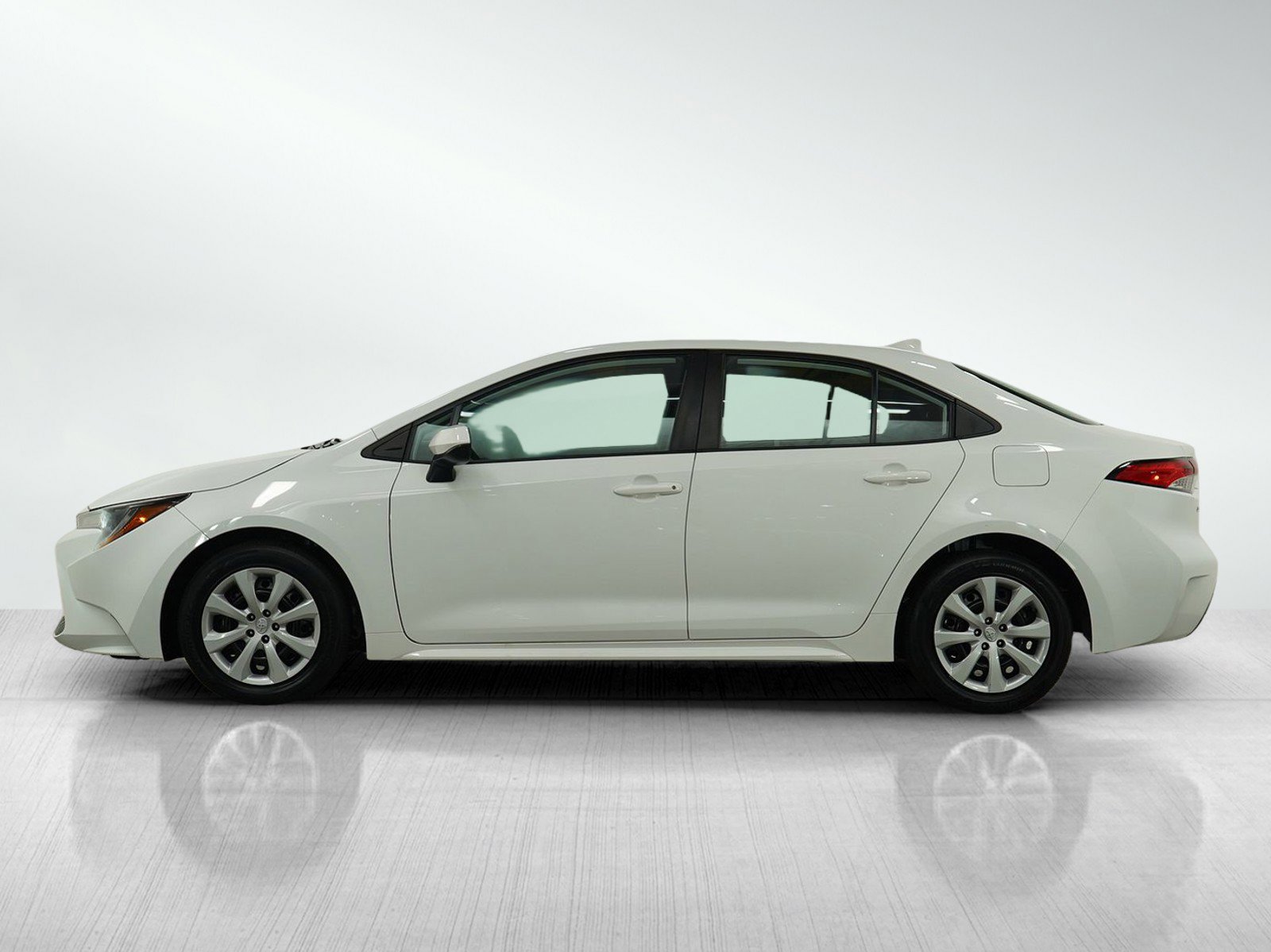 Used 2020 Toyota Corolla LE with VIN 5YFEPRAE6LP118886 for sale in Burnsville, Minnesota