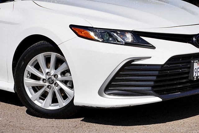 2023 Toyota Camry LE photo 3