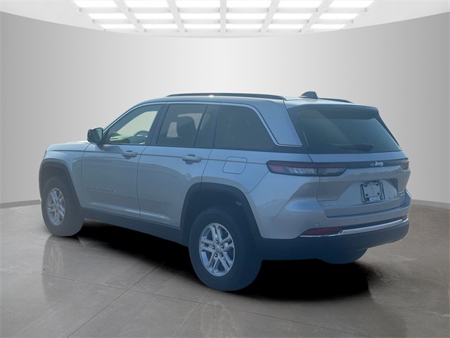 2025 Jeep Grand Cherokee Laredo photo 3