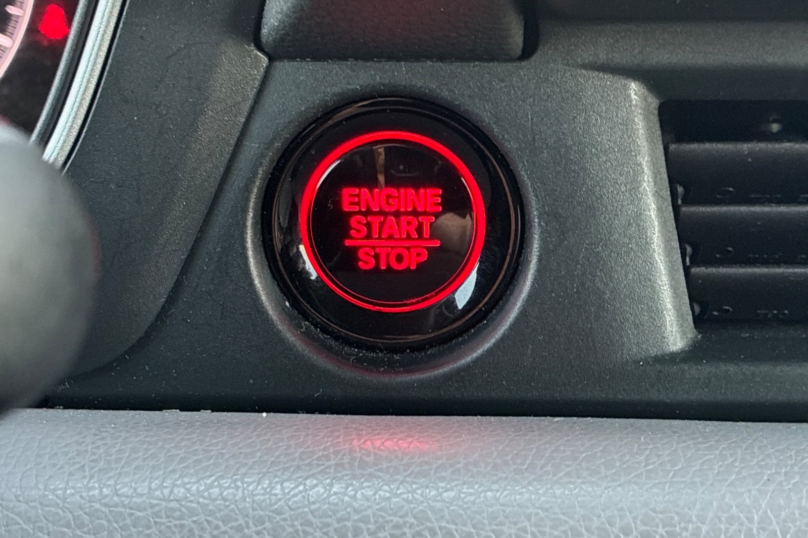2023 Honda Pilot LX photo 24