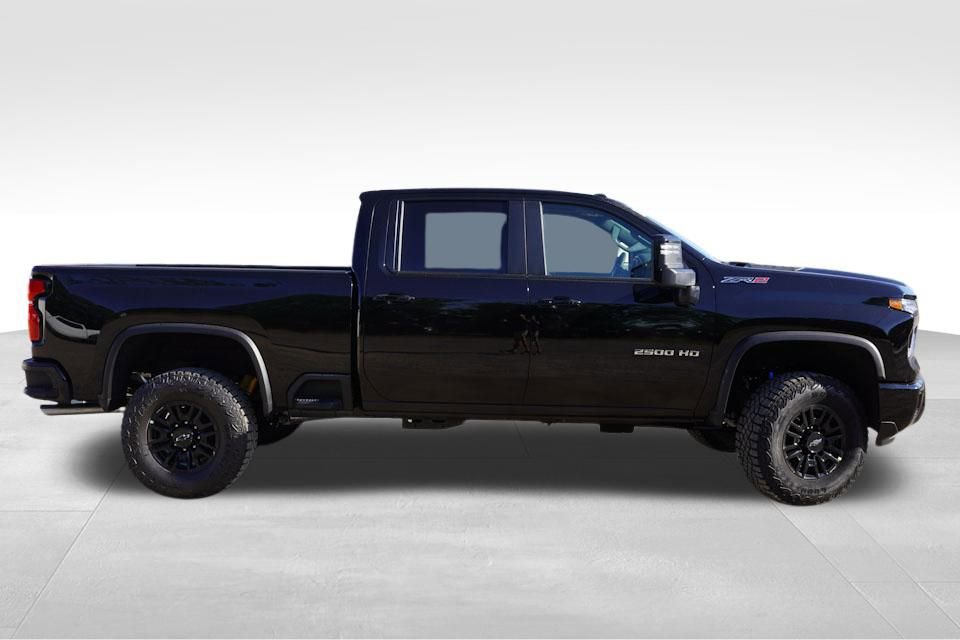 2025 Chevrolet Silverado 2500HD ZR2 photo 2