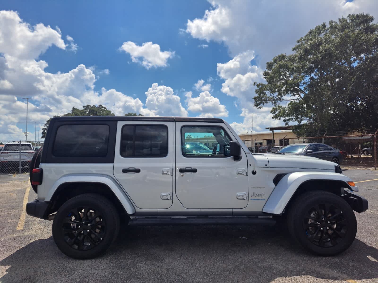 2023 Jeep Wrangler 4xe Sahara photo 4