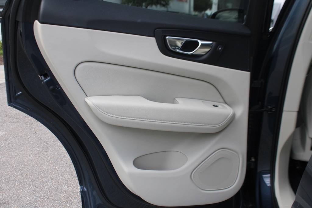2022 Volvo XC60 Inscription R-Design Expression T8 Momentum B5 photo 27