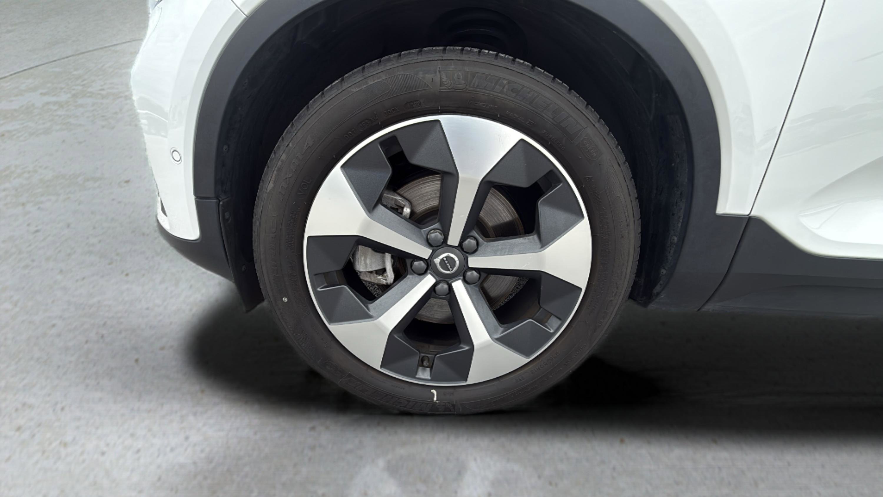 2023 Volvo XC40 Plus photo 16