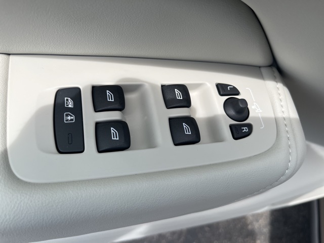 2025 Volvo XC60 B5 photo 11