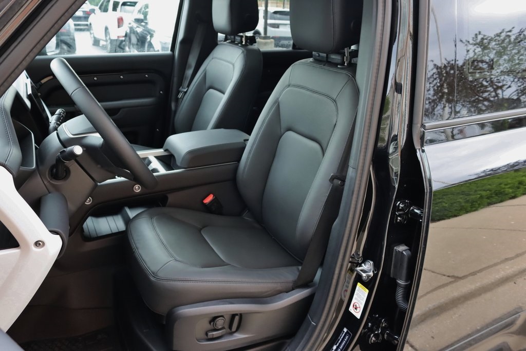 2025 Land Rover Defender 110 X-Dynamic SE photo 12