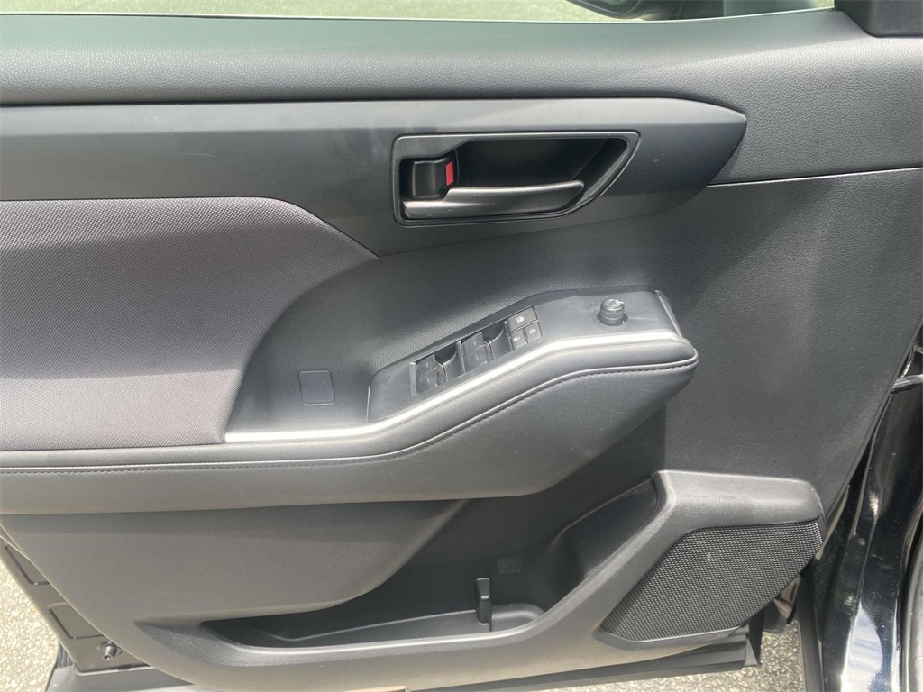 2024 Toyota Highlander LE photo 11
