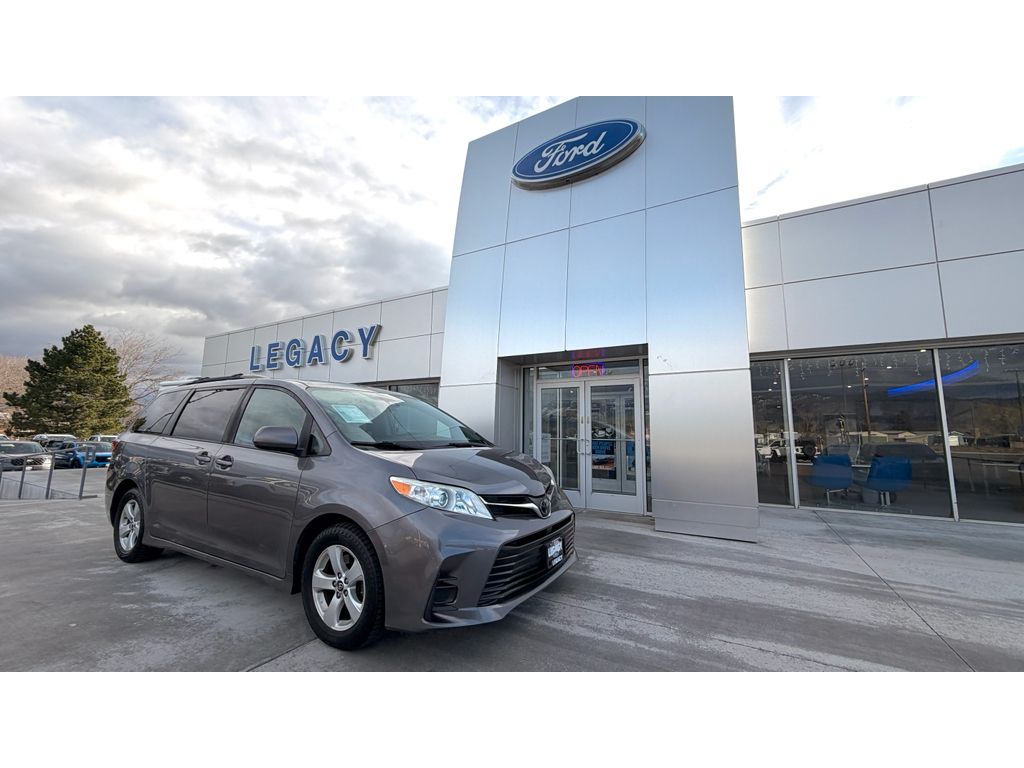 2018 Toyota Sienna LE's photo