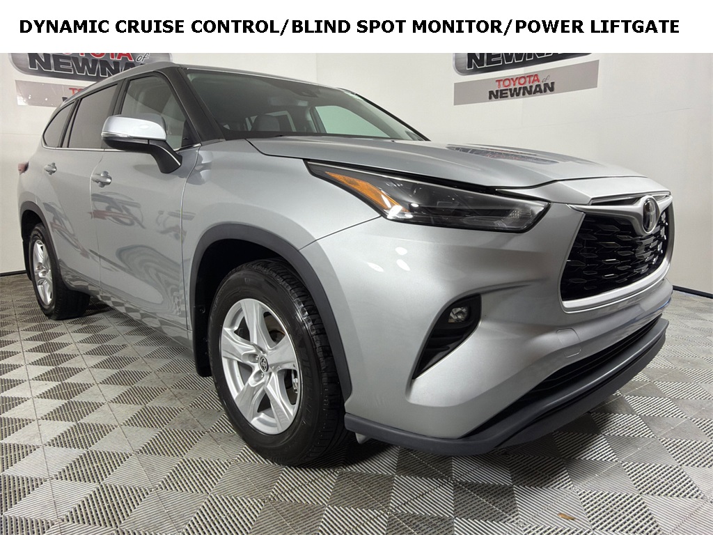 2023 Toyota Highlander LE's photo