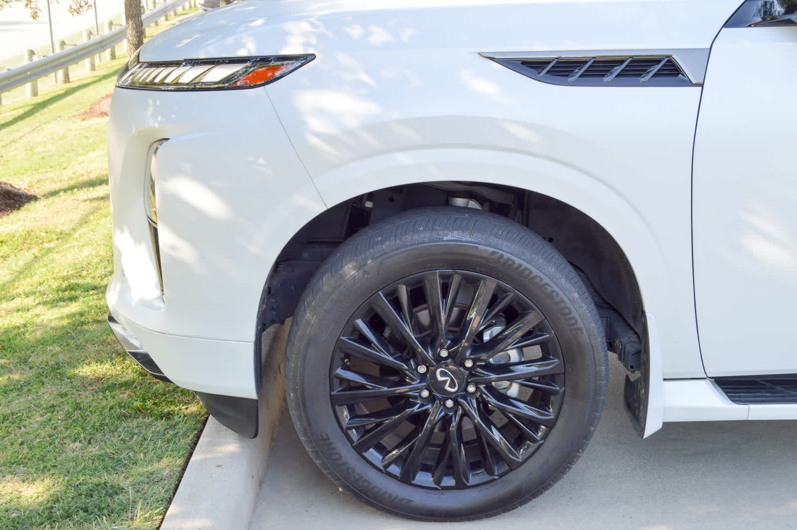2025 Infiniti QX80 photo 7