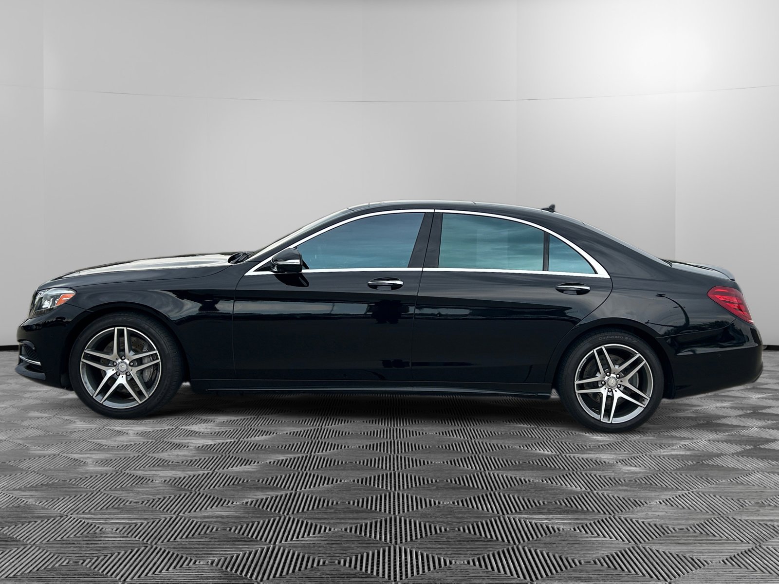 2015 Mercedes Benz S 550 4MATIC photo 2