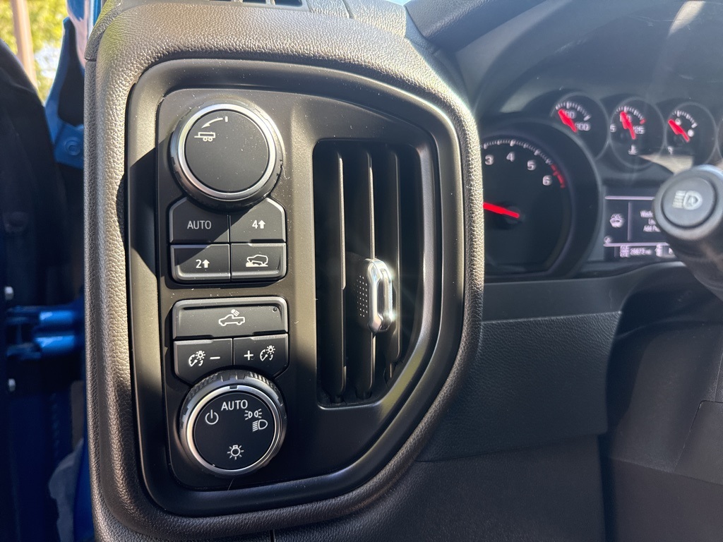 2023 Chevrolet Silverado 1500 Custom photo 33