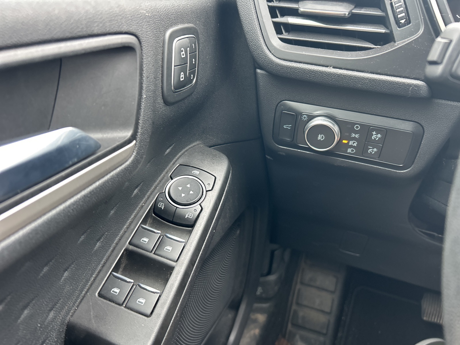 2020 Ford Escape SEL photo 23