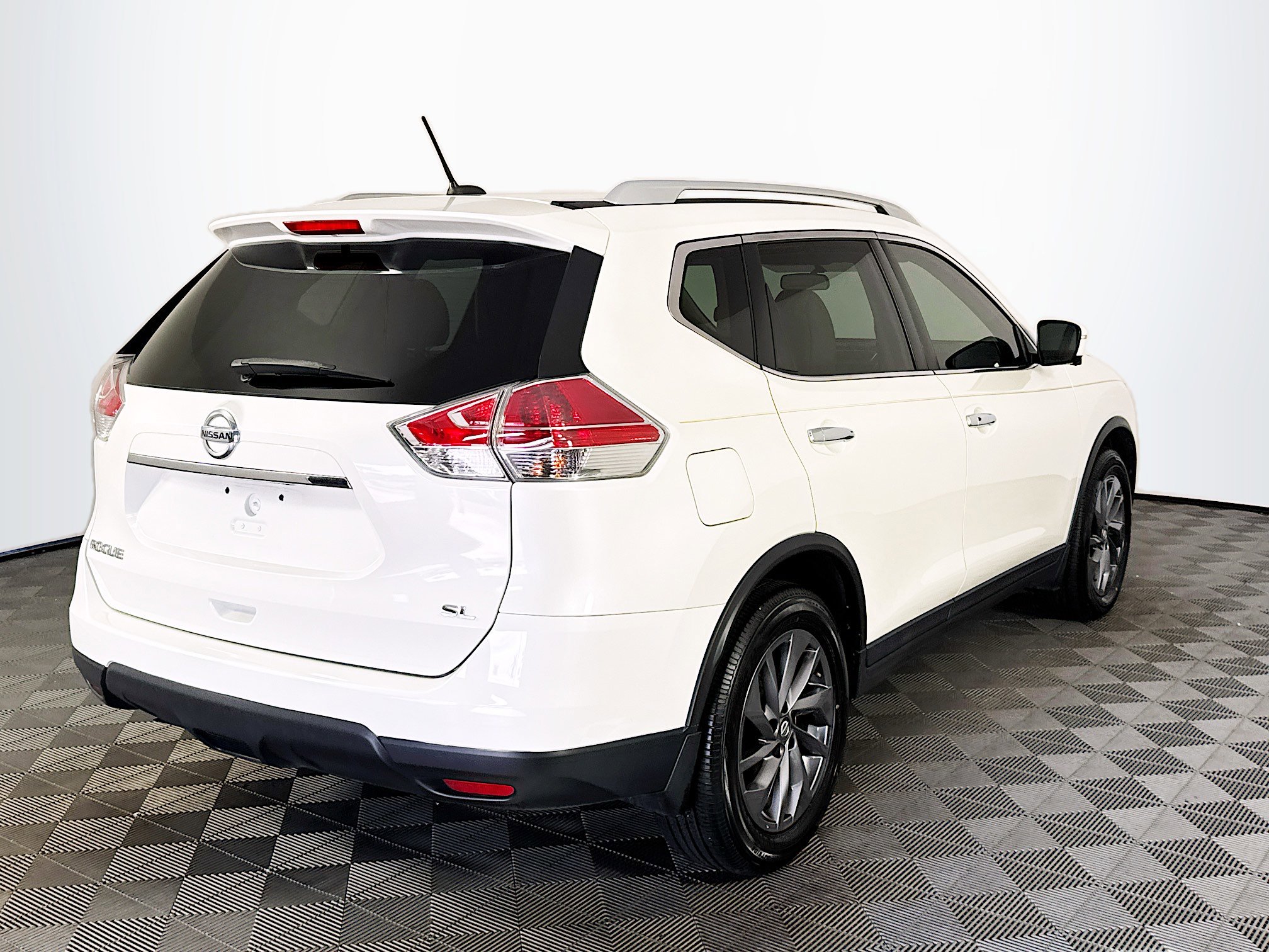 2016 Nissan Rogue SL photo 2