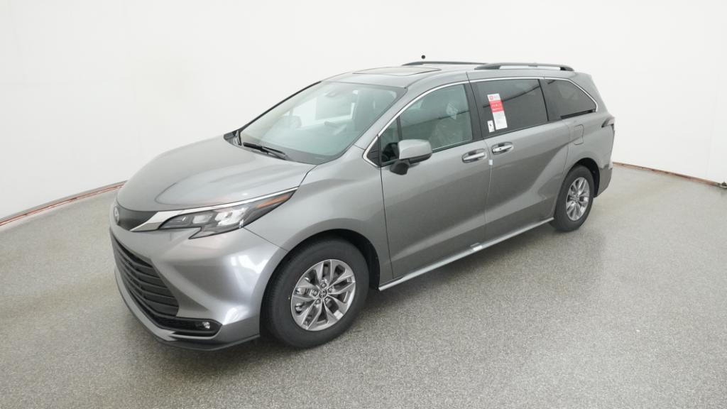 2026 Toyota Sienna XLE's photo