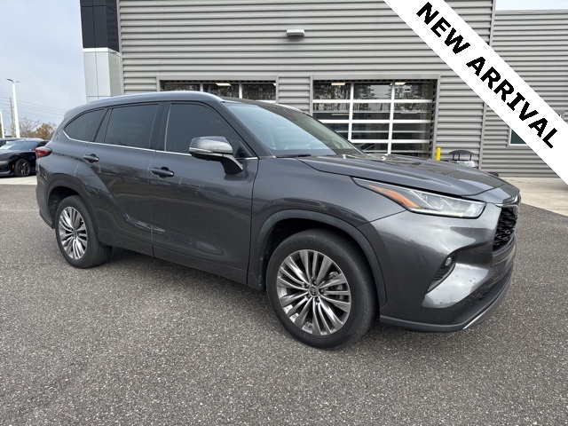 2023 Toyota Highlander Platinum's photo