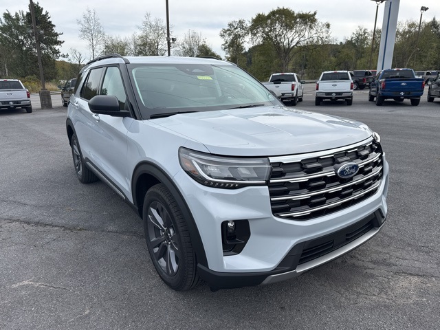 2025 Ford Explorer photo 2