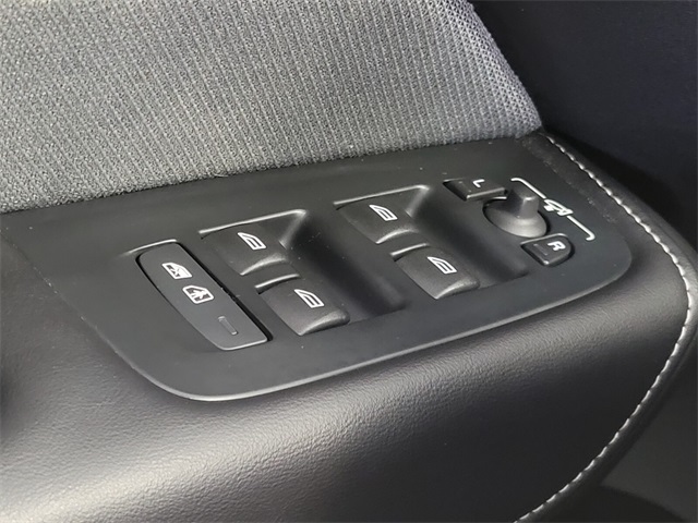 2022 Volvo XC60 B5 R-Design photo 34