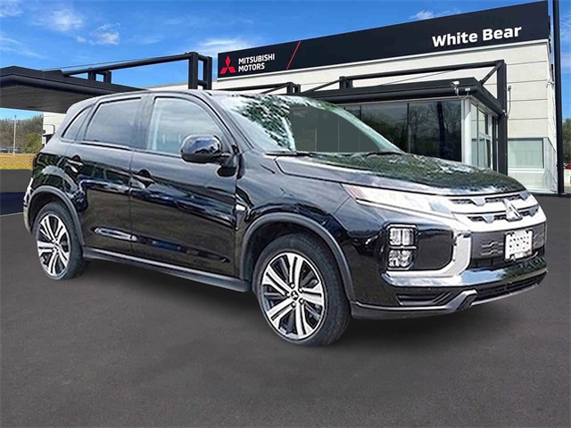 2024 Mitsubishi Outlander ES's photo