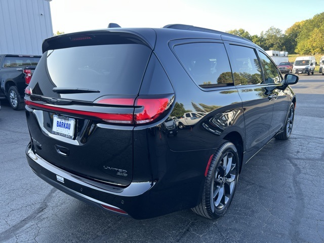 2026 Chrysler Pacifica Limited photo 3