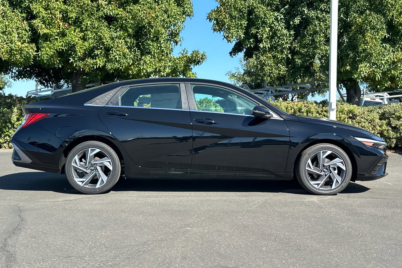 2025 Hyundai Elantra Hybrid Limited photo 2