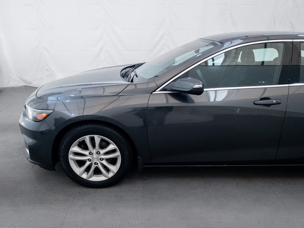 2017 Chevrolet Malibu 1LT photo 2