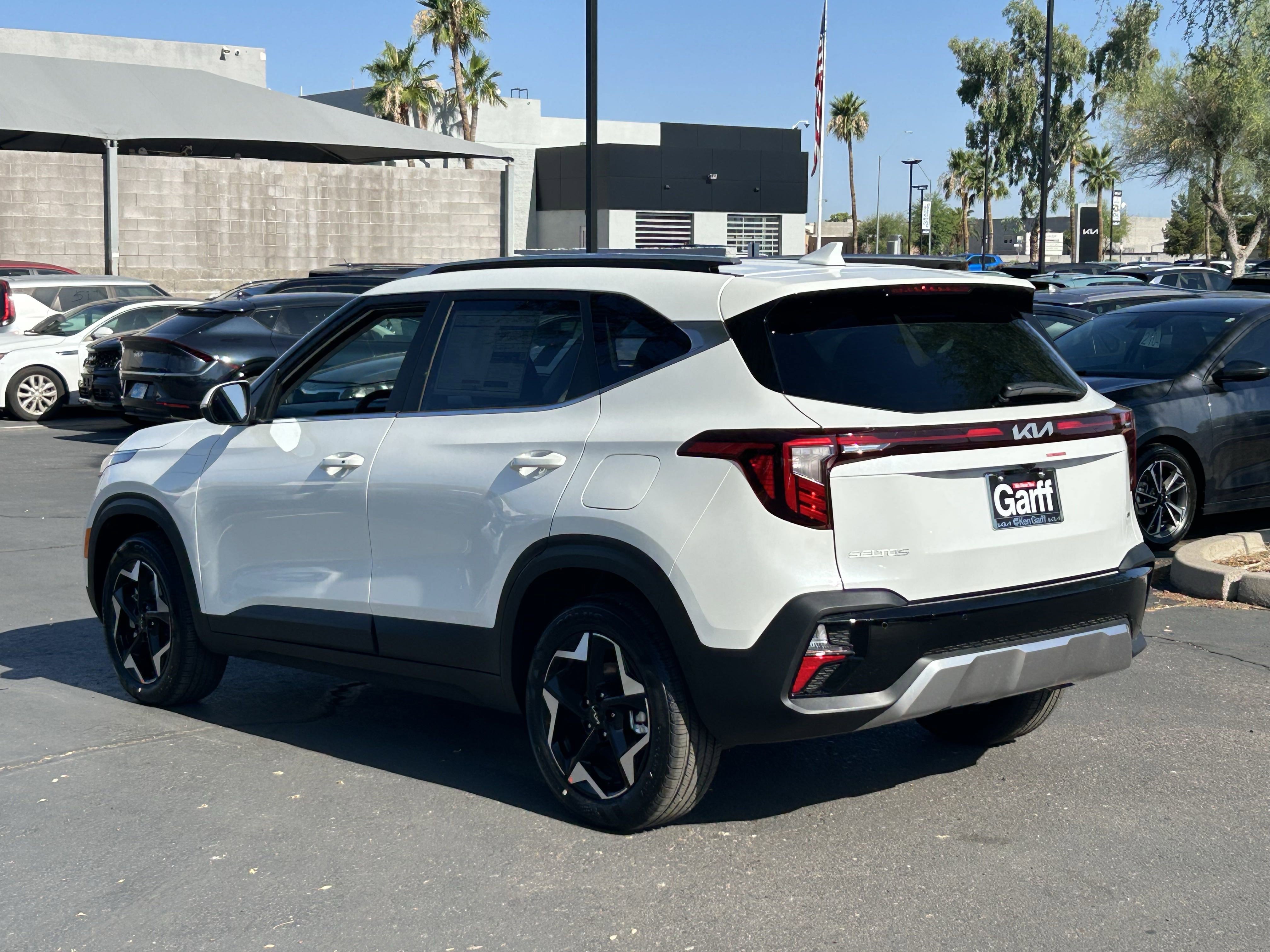 2025 Kia Seltos EX photo 2