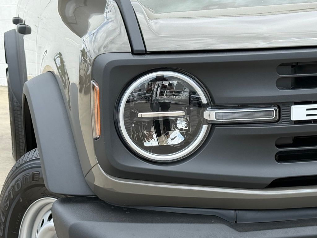 2025 Ford Bronco Base photo 3