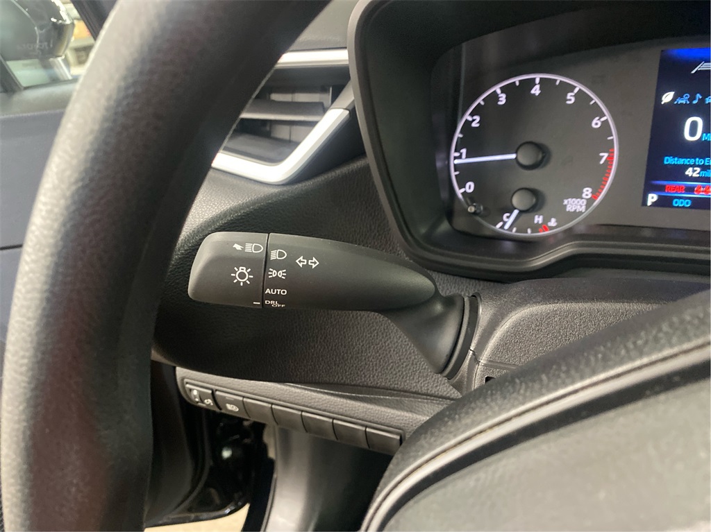2025 Toyota Corolla LE photo 13