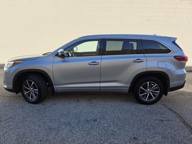 Used 2017 Toyota Highlander XLE with VIN 5TDJZRFH6HS475415 for sale in Brook Park, OH