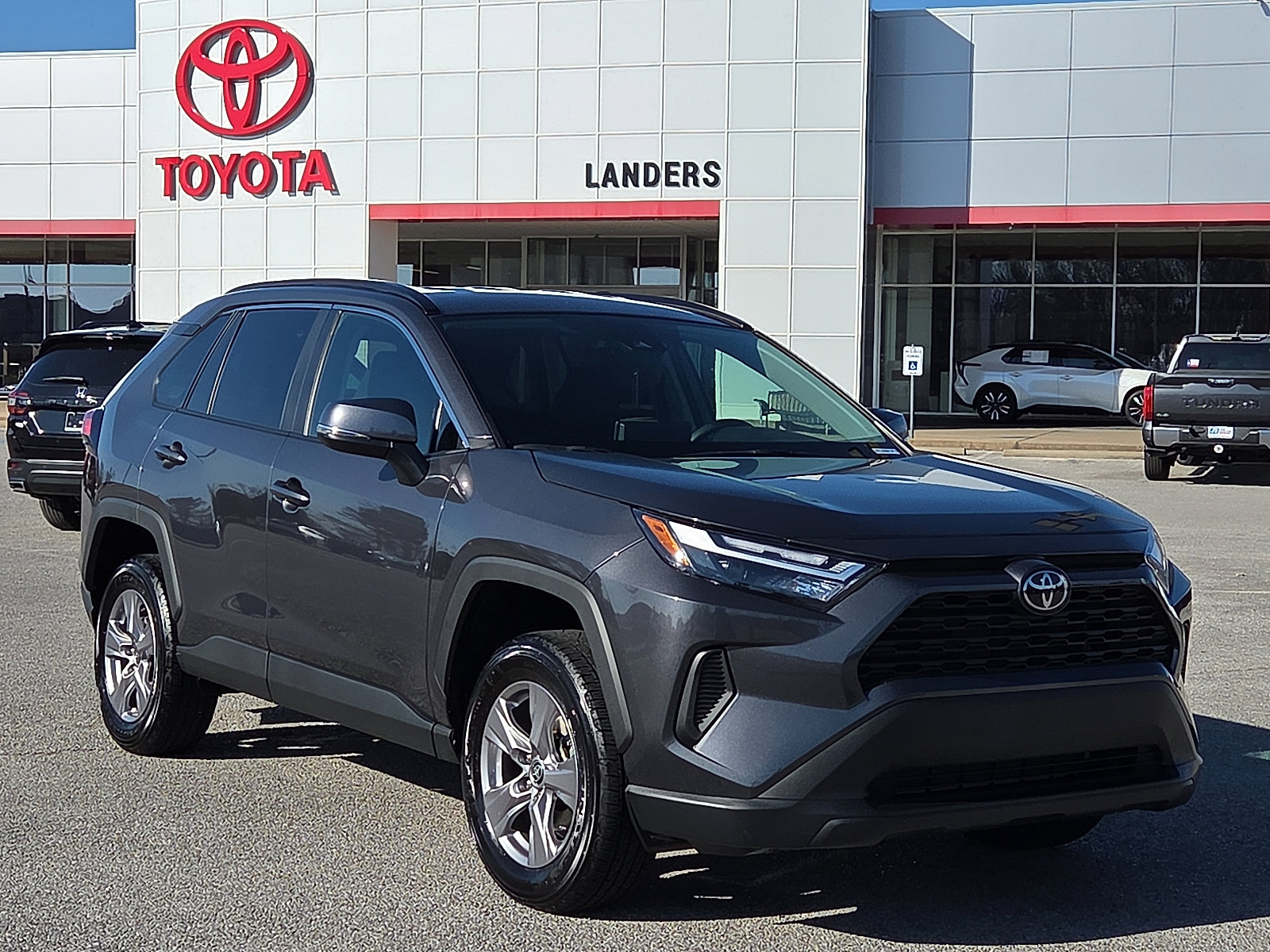 2025 Toyota RAV4 XLE's photo