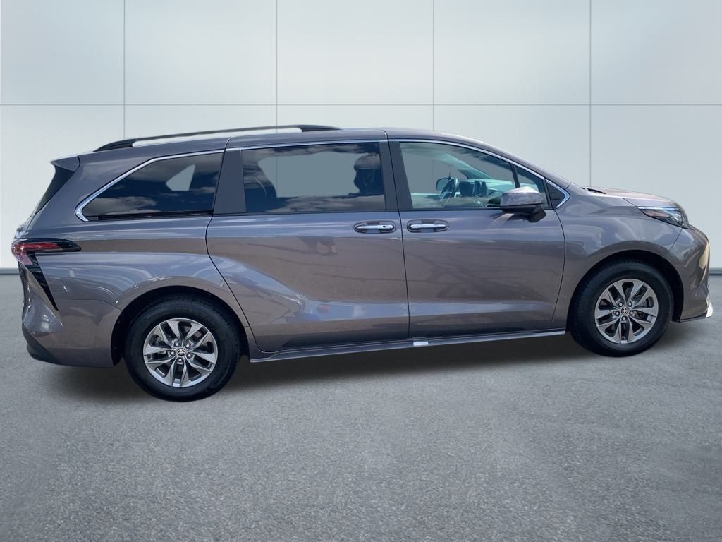2024 Toyota Sienna XLE photo 2