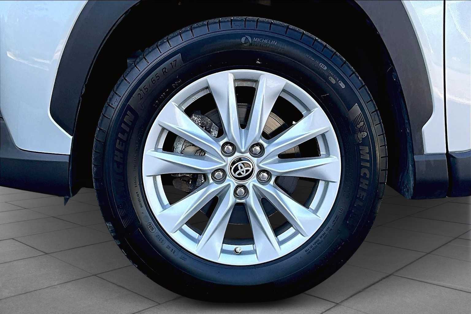 2022 Toyota Corolla Cross LE photo 9