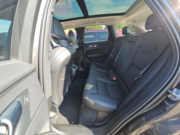 2025 Volvo XC60 B5 Plus photo 8