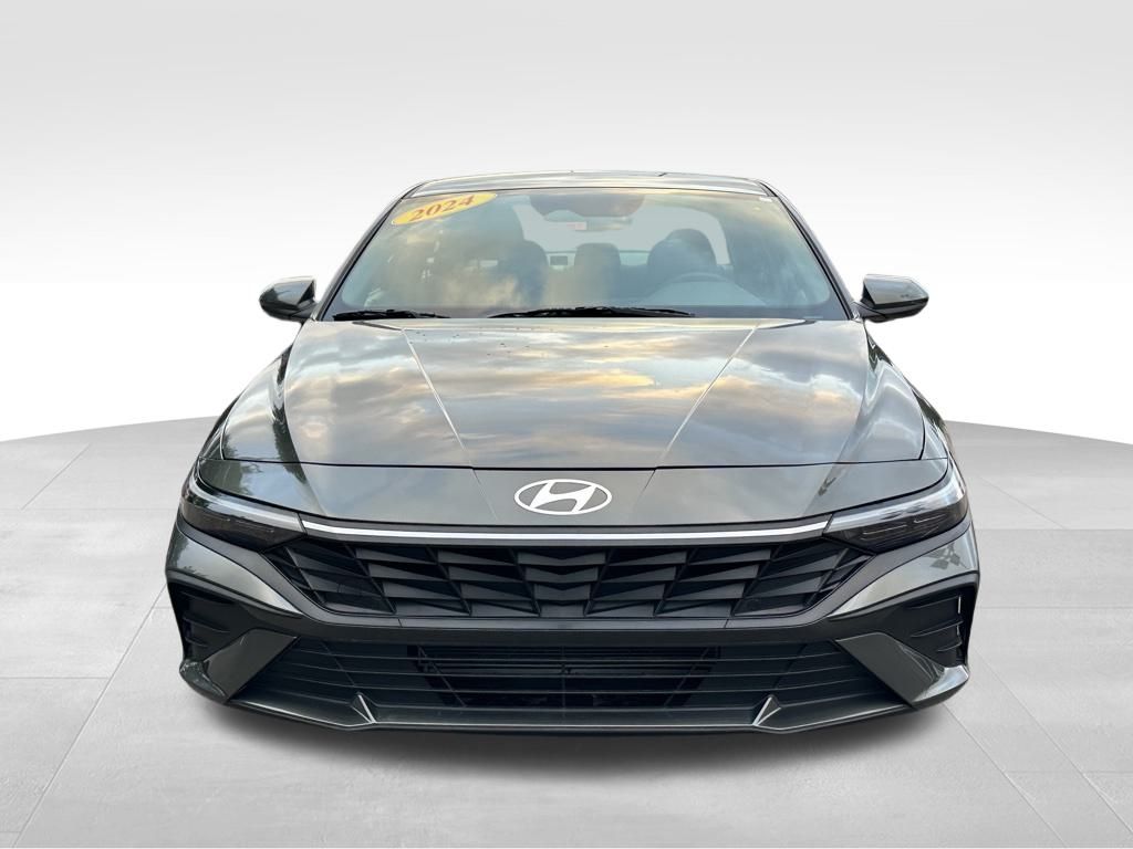 2024 Hyundai Elantra SE photo 2