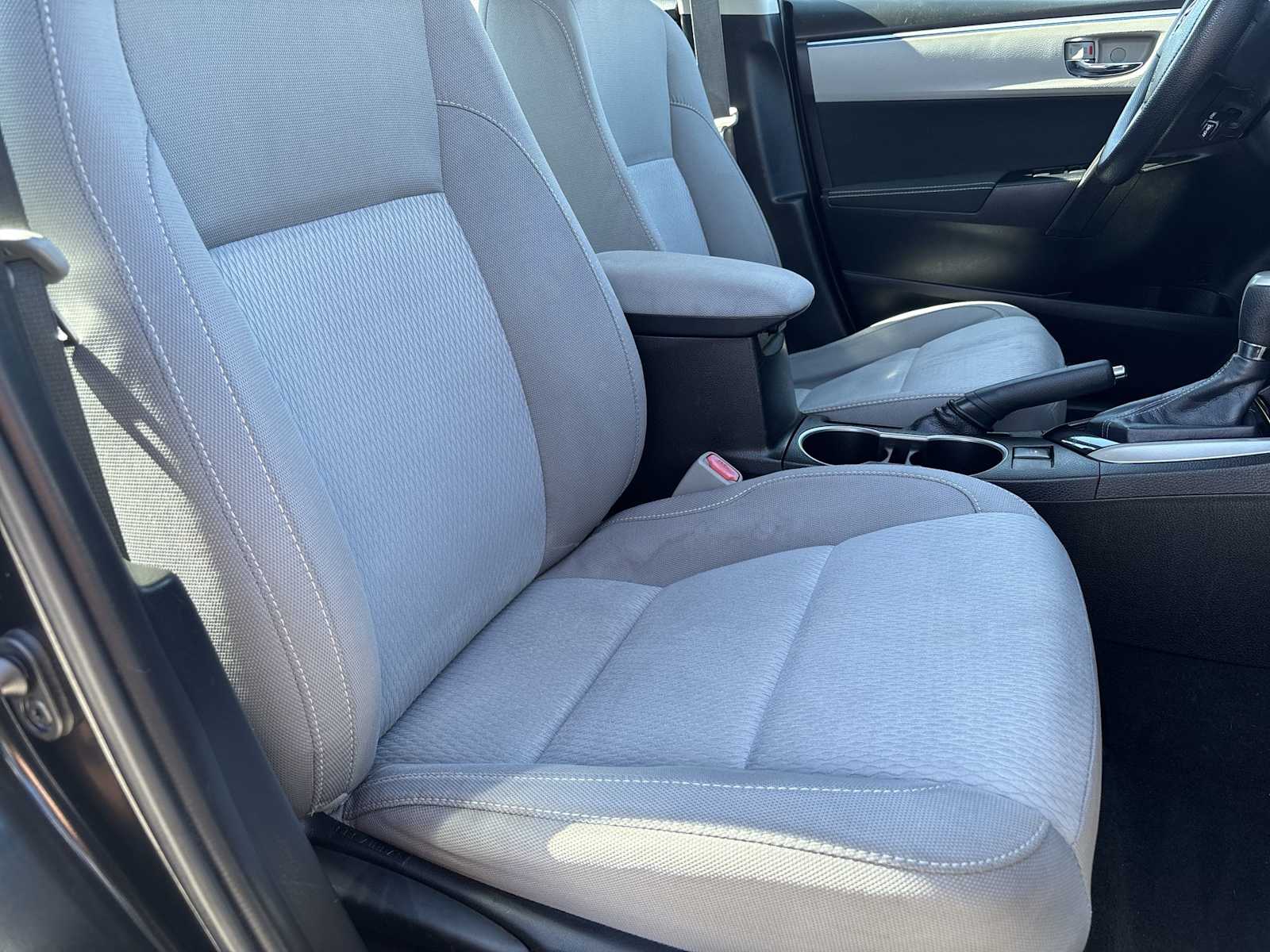 2016 Toyota Corolla LE photo 16