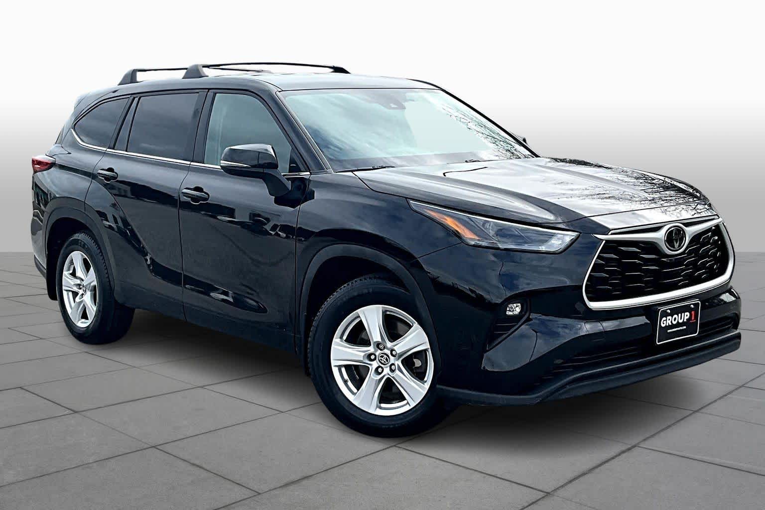 2023 Toyota Highlander LE photo 2