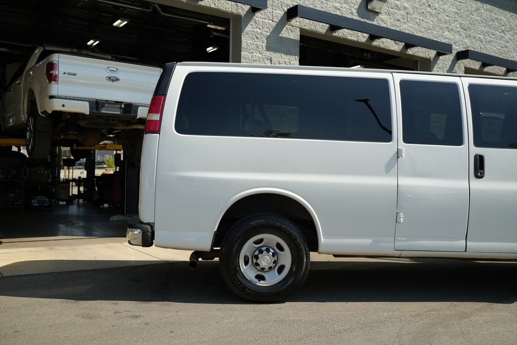 2017 Chevrolet Express 3500 LT photo 5