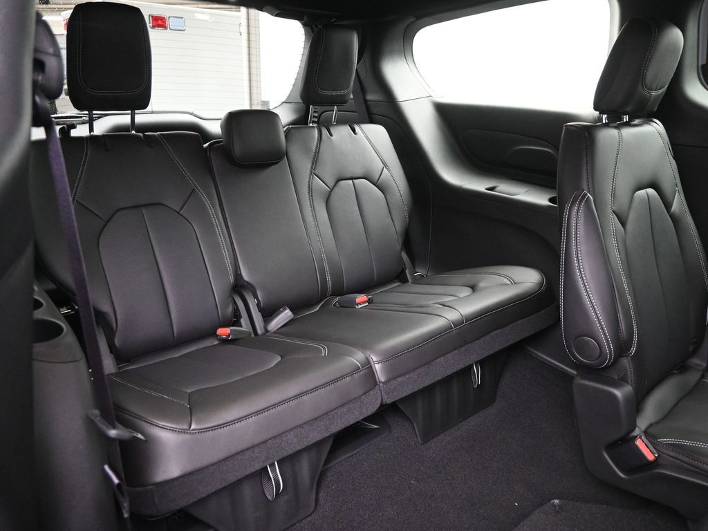 2026 Chrysler Pacifica photo 8