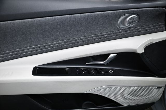 2022 Hyundai Elantra Limited photo 16