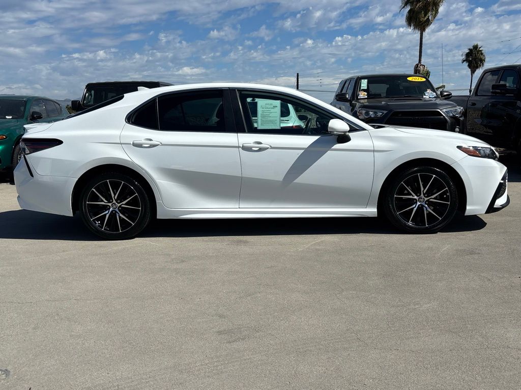 2022 Toyota Camry SE photo 2