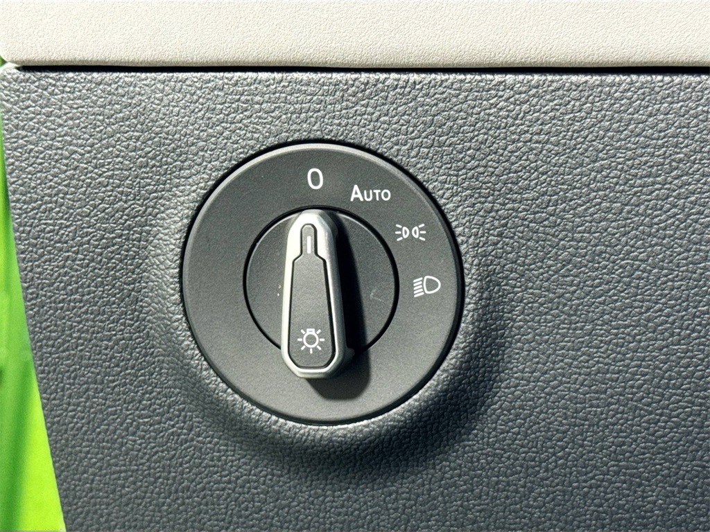 2025 Volkswagen Taos SE photo 34