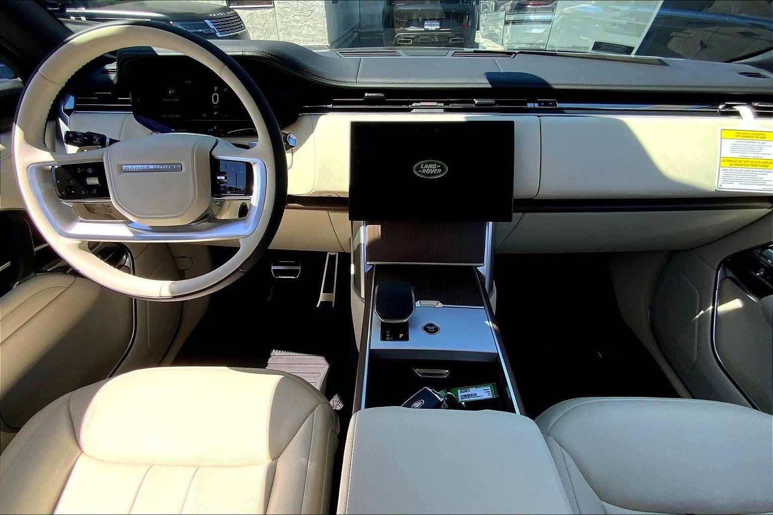 2025 Land Rover Range Rover SE photo 3