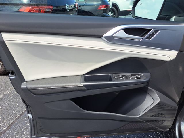 2025 Volkswagen Taos SE photo 18