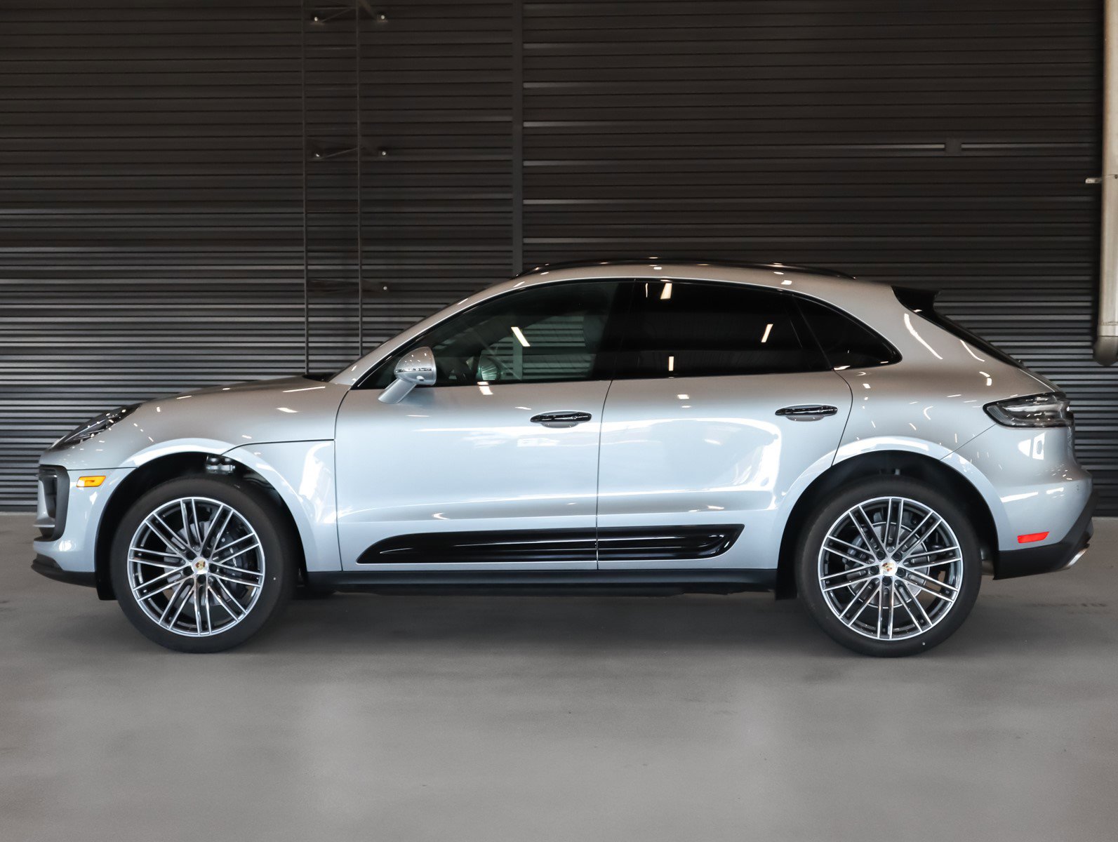 2025 Porsche Macan T photo 2
