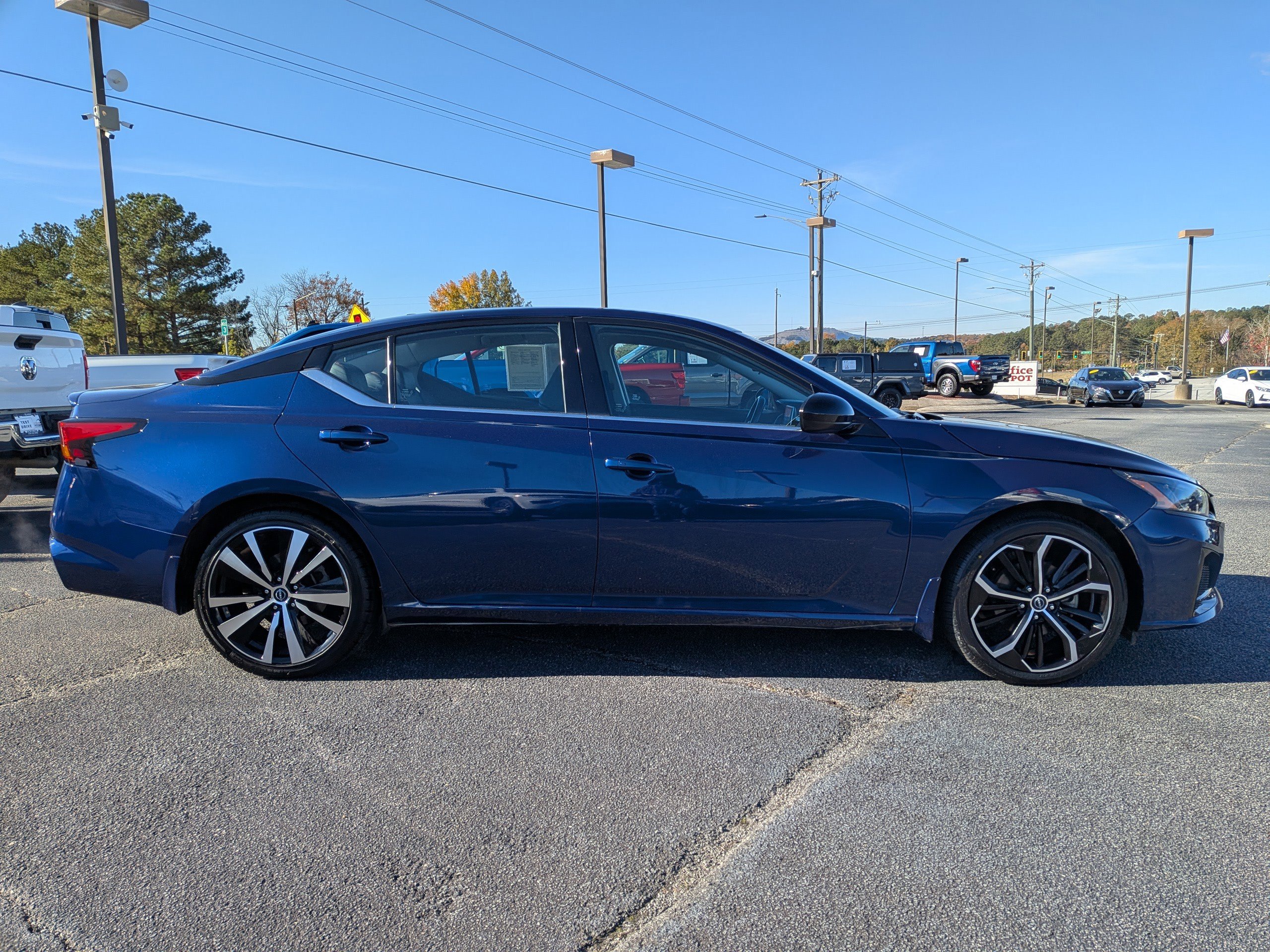 2023 Nissan Altima 2.5 SR photo 2